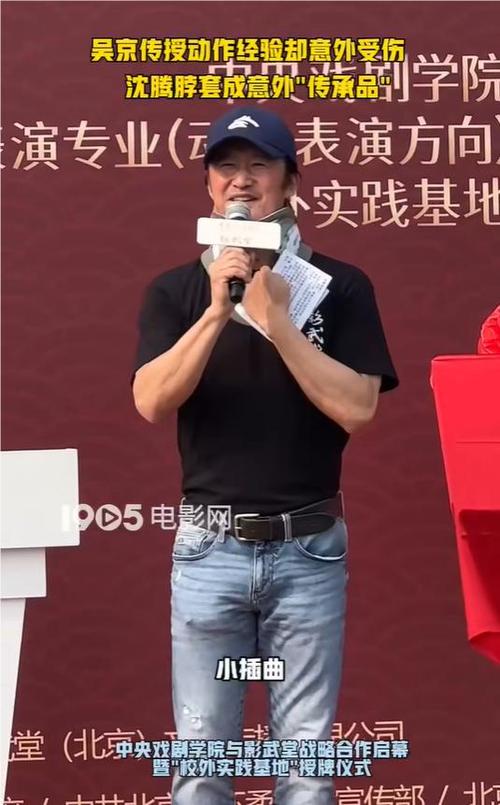 新澳2025正版免費資料和51岁吴京赛车冠军与吴京跑车
