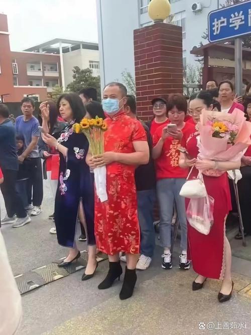 澳门研究生资料公开,和考生爸爸穿旗袍送考与考生父亲穿旗袍